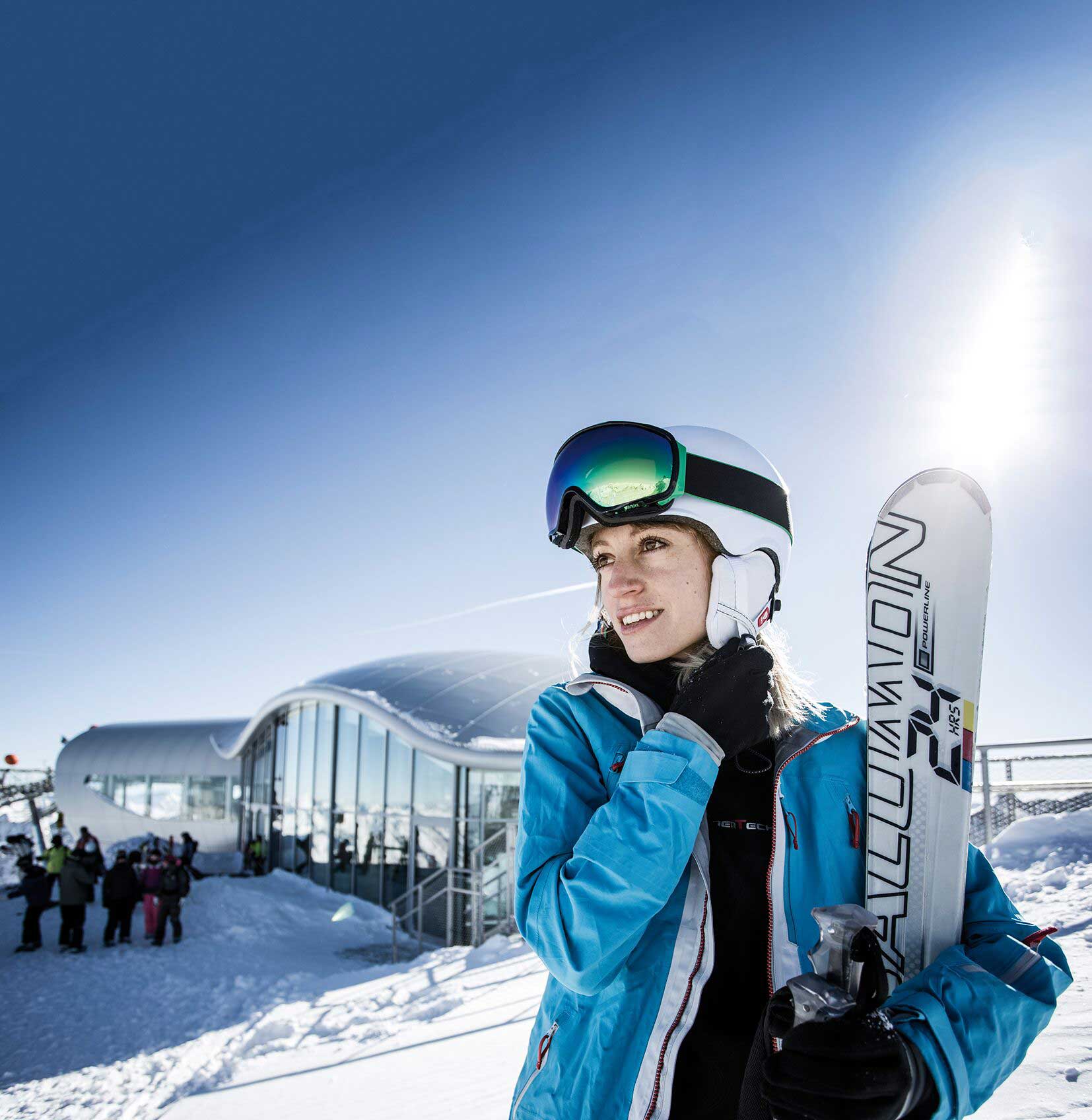 Frau mit Ski am Pitztaler Gletscher