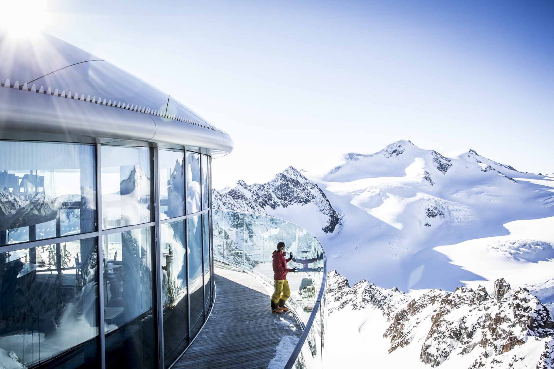 Skifahrer am Café 3440 am Pitztaler Gletscher